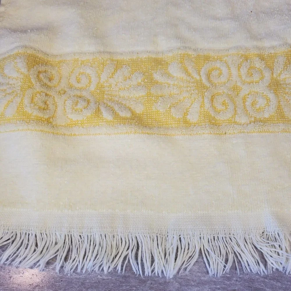 Vintage Cannon Monticello Light Yellow Sculpted‎ Hand Towel Fringe Edge